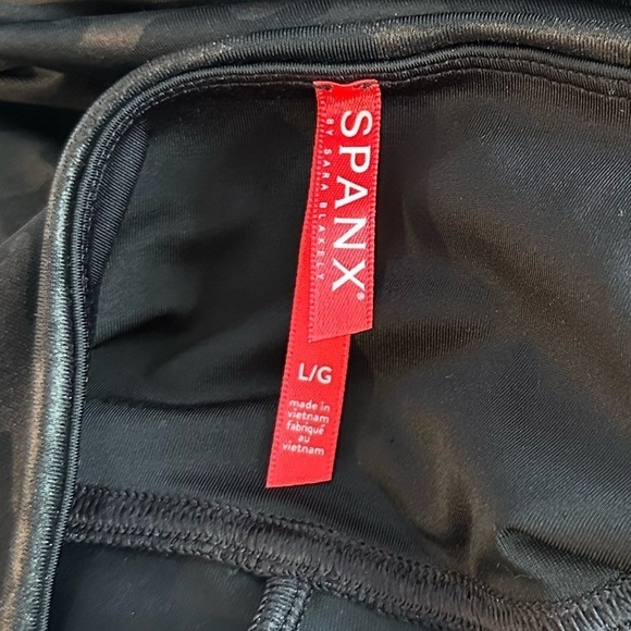 SPANX Faux Leather Matte Black Camo High Waisted Leggings Tummy + Booty Shaping - Picture 11 of 12
